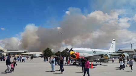 Deux avions de chasse se percutent en plein meeting aérien : les 4 pilotes s'éjectent sous les yeux du public