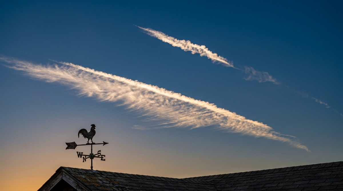 Deux traînées de condensation d'avion dans un ciel bleu