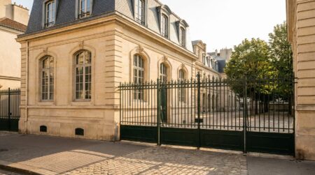 Façade d'une école maternelle parisienne avec grille fermée