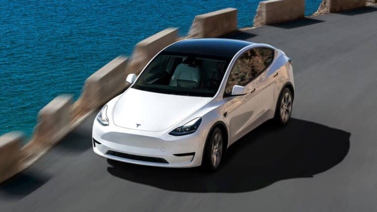 elle pense que sa voiture va se garer toute seule
