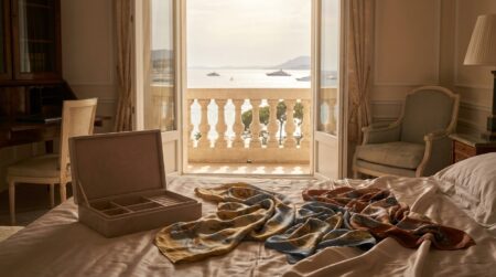 Chambre d'hôtel de luxe à Cannes avec coffret à bijoux ouvert