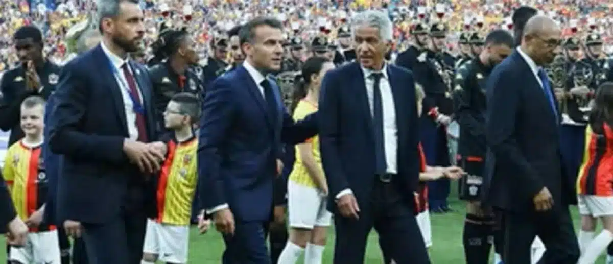 Finale de la Coupe de France : ces images de Macron sifflé que la télé a préféré ne pas montrer