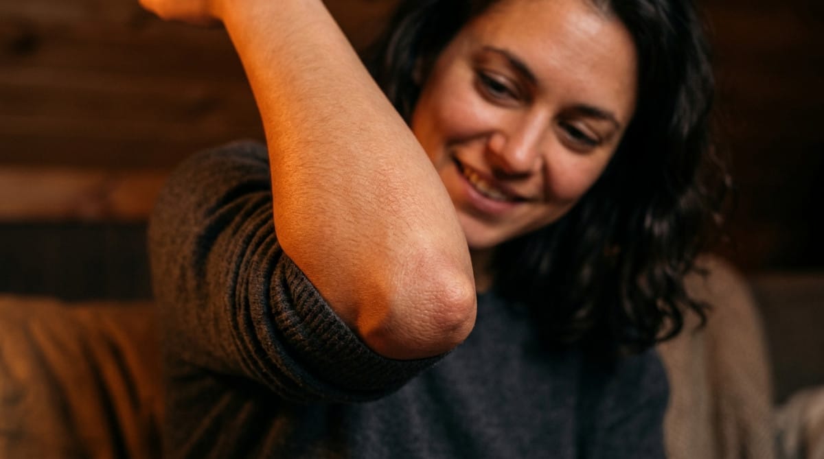 Gros plan sur la peau du coude avec éclairage chaud