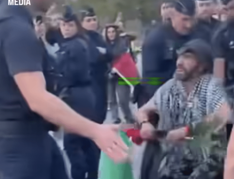 homme arrete en fautuil roulant