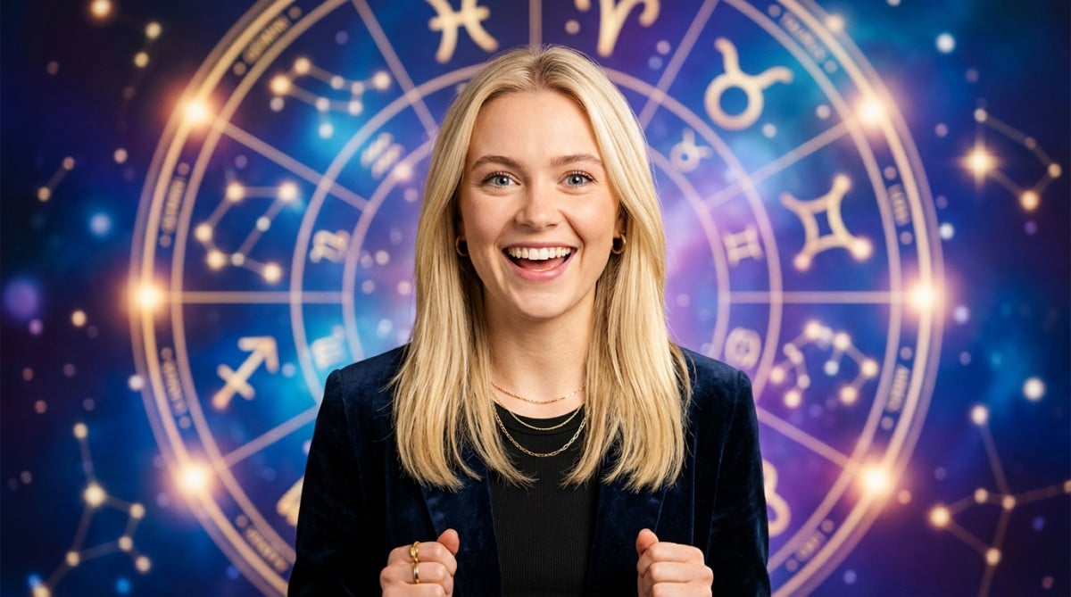 Homme souriant entouré de symboles du zodiaque lumineux dans une ambiance mystique chaleureuse