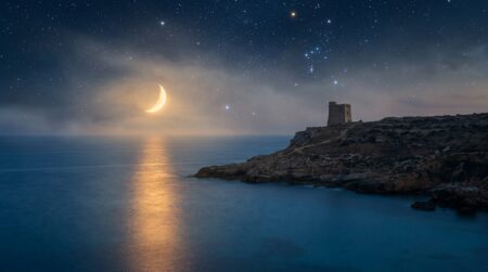Ciel étoilé au-dessus d'une mer calme au crépuscule