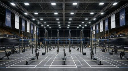 Salle de compétition sportive indoor lors d'un événement Hyrox avec équipements de fitness fonctionnel