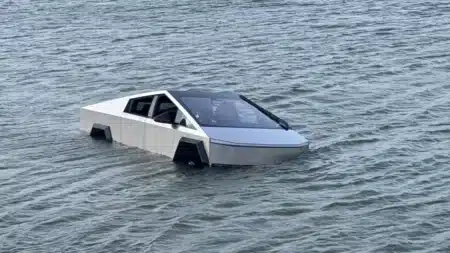 Il plonge volontairement son Cybertruck dans un lac pour tester le « Wade Mode » — la police l'attendait à la sortie