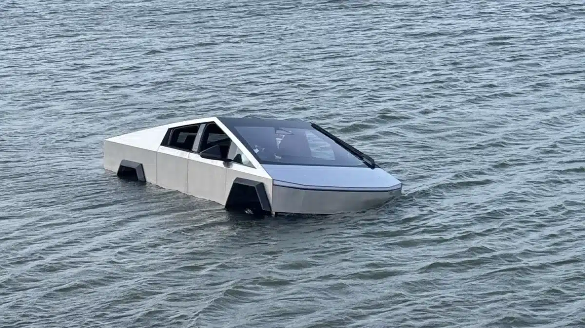 Il plonge volontairement son Cybertruck dans un lac pour tester le « Wade Mode » — la police l'attendait à la sortie