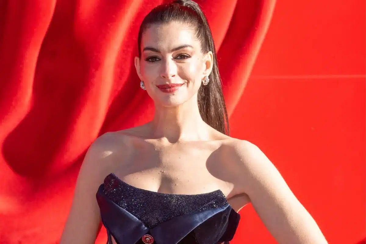 « Je devais accoucher sur scène tous les soirs » : Anne Hathaway révèle avoir fait une fausse couche en pleine pièce de théâtre
