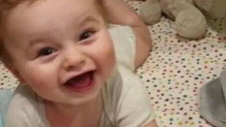 « Je l'ai tué » : un enseignant craque aux urgences pendant que les médecins tentent de ranimer le bébé qu'il adoptait
