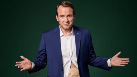 « Je pensais m'être froissé un muscle » : ce comédien britannique avait en fait un cancer rare qui touche 1 personne sur 800 000