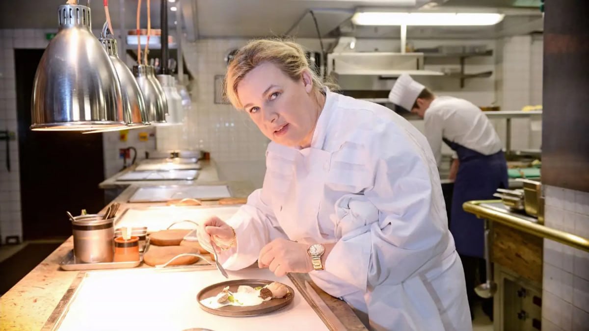 « J'étais plutôt en colère » : Hélène Darroze raconte le soir où Johnny Depp a été refusé à la porte de son restaurant