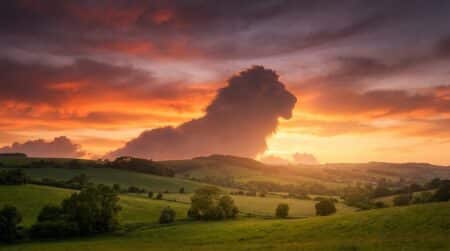 Ciel doré au coucher de soleil avec formation nuageuse en forme de lion