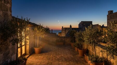 Ciel crépusculaire avec Vénus et Jupiter visibles à l'horizon