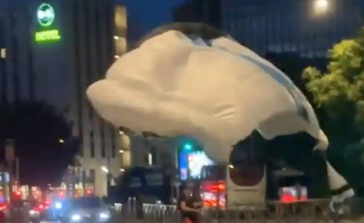 « La vie de ma mère ! » : un parachutiste atterrit en pleine rue à Paris pendant la fête du PSG, la vidéo est folle