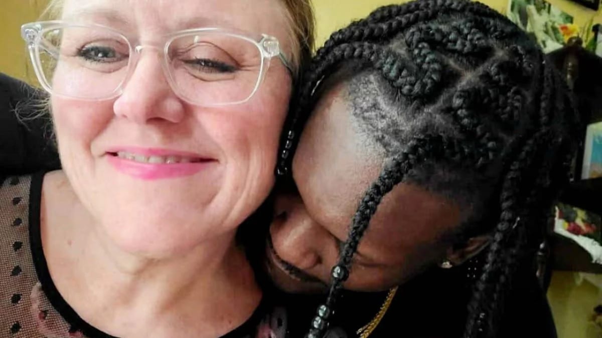 « L'attirance a été immédiate » : veuve à 55 ans, elle refait sa vie avec un homme de 26 ans son cadet