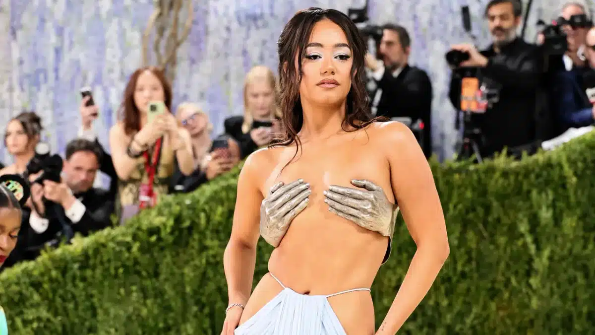 Met Gala 2026 : Lena Mahfouf en bustier Burc Akyol moulé à même la peau, la Française fait sensation