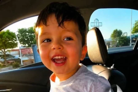 Mexique : un petit garçon de 3 ans meurt dans une voiture brûlante pendant que sa mère dort après une fête