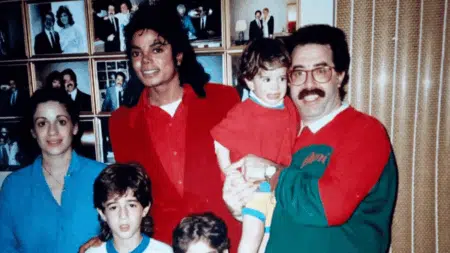 Michael Jackson aurait bu l'urine d'un garçon de 12 ans pour « prouver son amour »