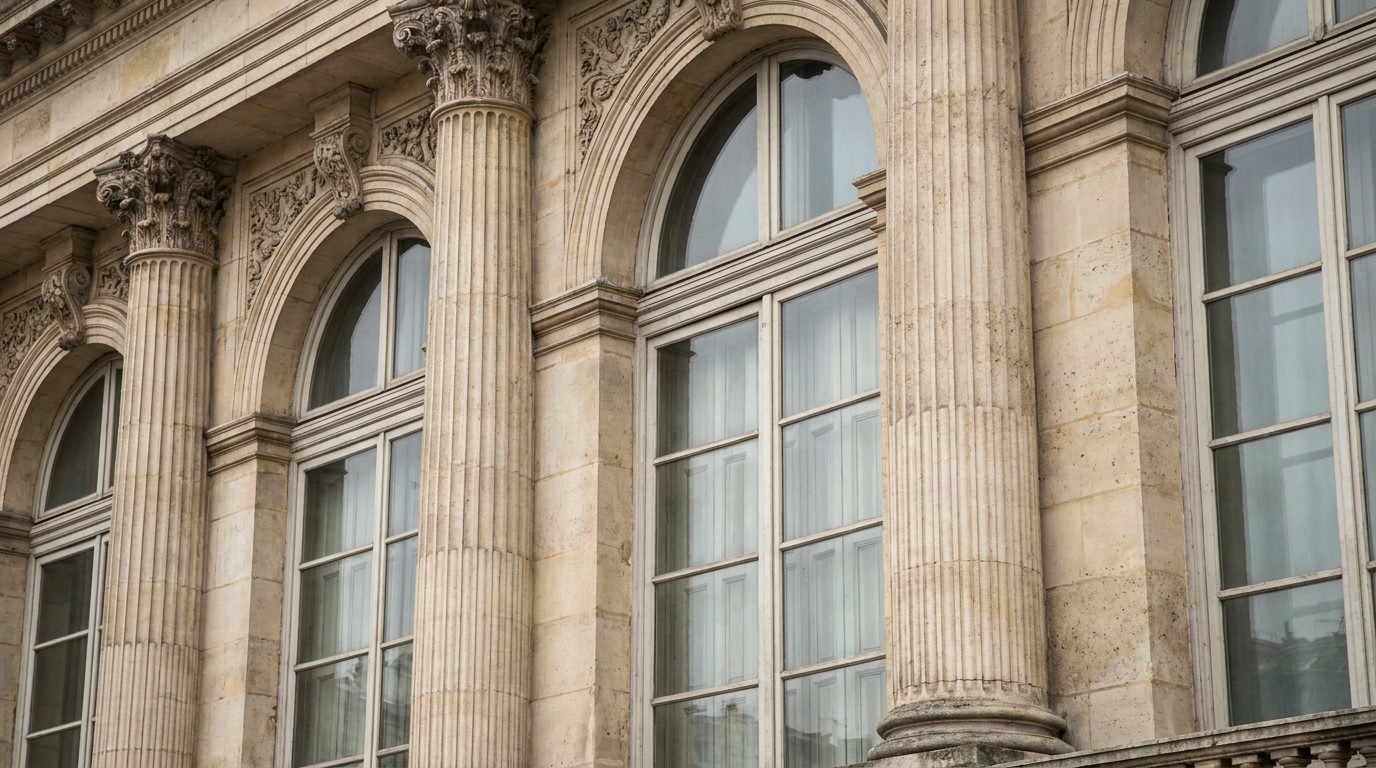 Façade d'un palais de justice français en pierre