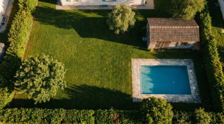 Vue aérienne d'un jardin avec piscine et abri en bois
