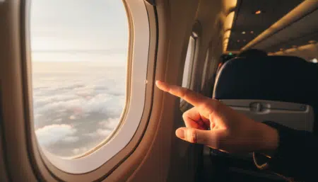 Petit trou visible dans un hublot d'avion