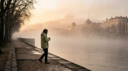 Promeneur dans le brouillard matinal à Lyon
