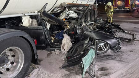 Sa voiture est broyée sous un camion-citerne : le conducteur de 25 ans s'en sort vivant