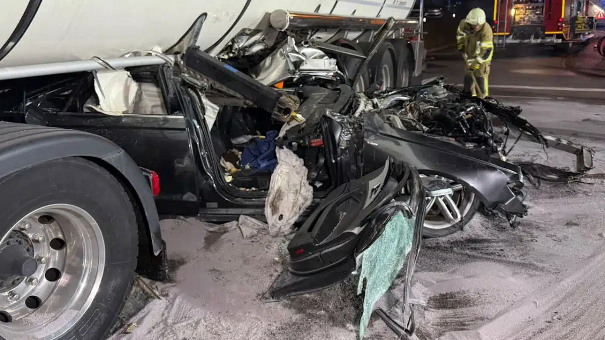 Sa voiture est broyée sous un camion-citerne : le conducteur de 25 ans s'en sort vivant