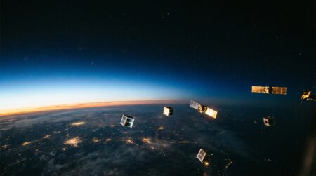 Satellites en orbite autour de la Terre au crépuscule