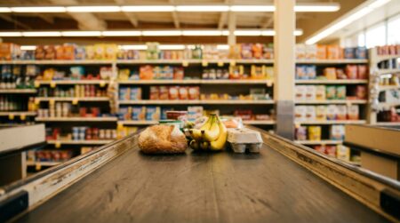 Tapis de caisse de supermarché avec quelques courses