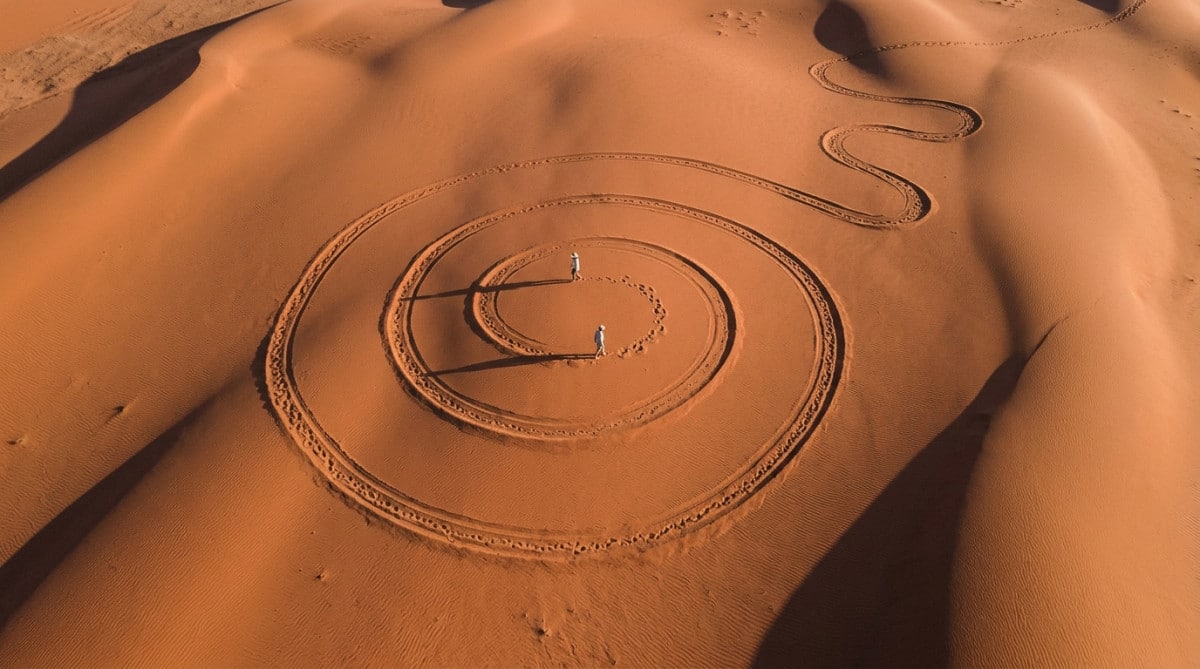 Tracé GPS en spirale d'une marche en cercle dans le désert
