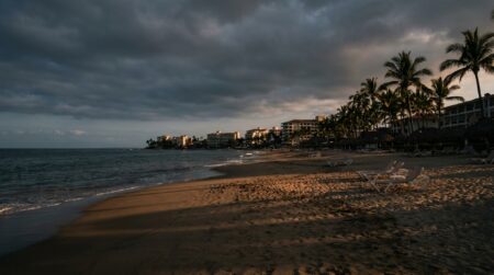 Plage de Puerto Vallarta au crépuscule sous un ciel menaçant