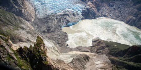 Un navire de croisière passe dans un fjord d'Alaska — 12 heures plus tard, une vague de 480 mètres pulvérise tout