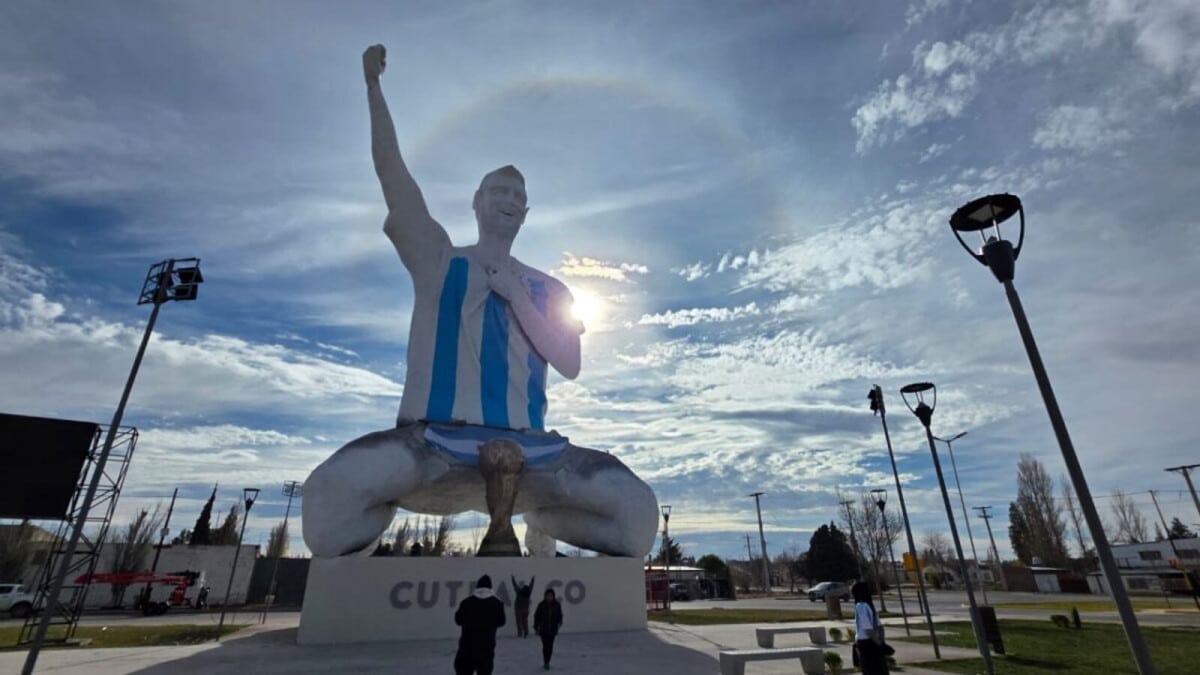 26 m de haut et 70 tonnes : la plus grande statue de Messi au monde se fait déjà ridiculiser