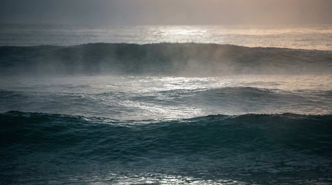 Vagues douces sous la lumière de la lune avec brume légère