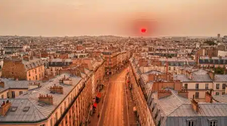 Toits parisiens sous un ciel de canicule avec brume de chaleur