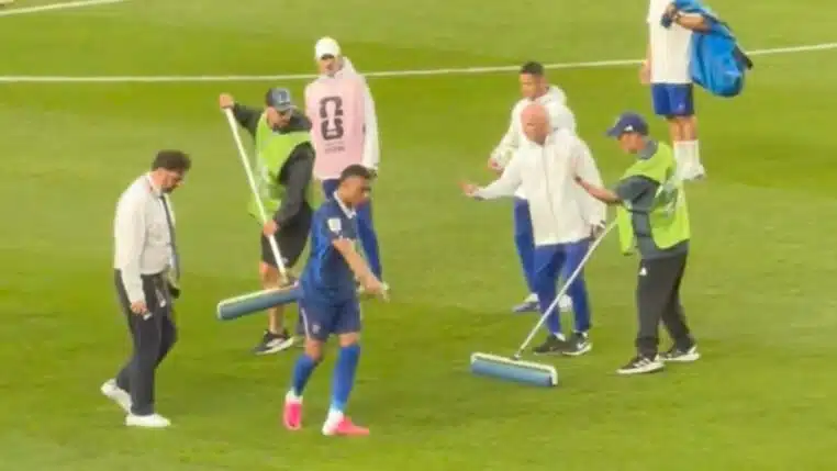 Mbappé aide le personnel du stade à repérer les zones mouillées de la pelouse (vidéo)