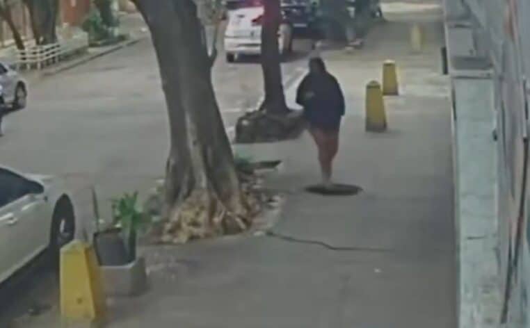 Brésil : elle tombe dans une bouche d&rsquo;égout en pleine rue (vidéo)