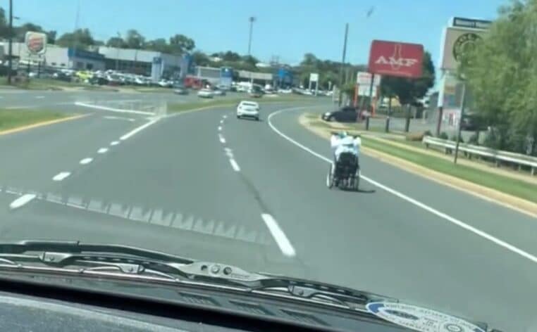 Un homme en fauteuil roulant roule plus vite que les voitures (vidéo)