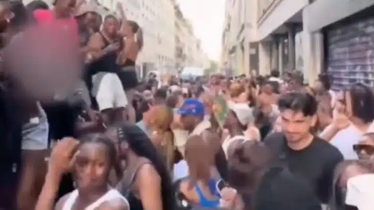 Des voitures dégradées pendant la Fête de la Musique à Paris (vidéo)