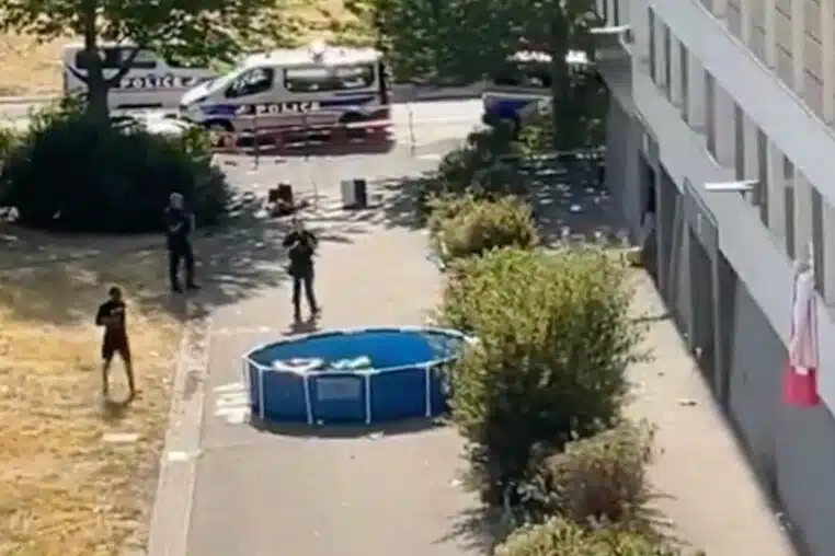 la police débarque pour faire démonter une piscine de rue en pleine canicule (vidéo)