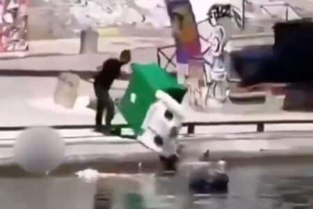 Poubelles dans le Canal Saint-Martin