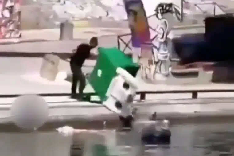 Poubelles dans le Canal Saint-Martin