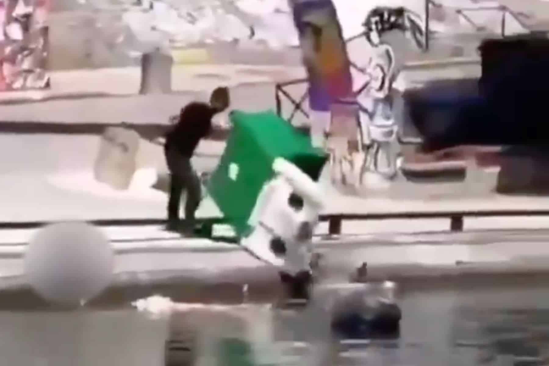 Poubelles dans le Canal Saint-Martin