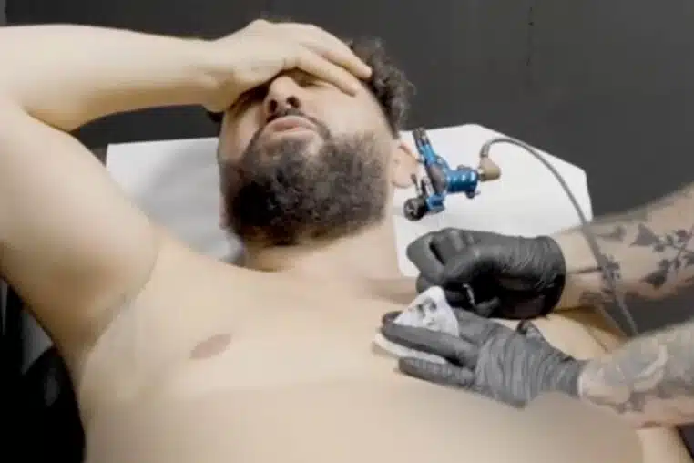 Mohamed Henni a bien fait son tatouage du PSG (vidéo)