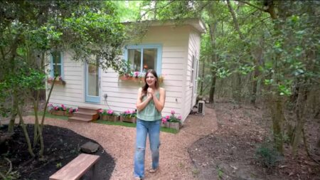 À 19 ans, elle quitte son appartement et construit sa propre maison pour 39 000 € dans le jardin de ses parents