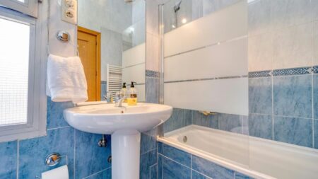 Adieu le receveur de douche classique : ce modèle italien que les designers imposent en 2026 change tout