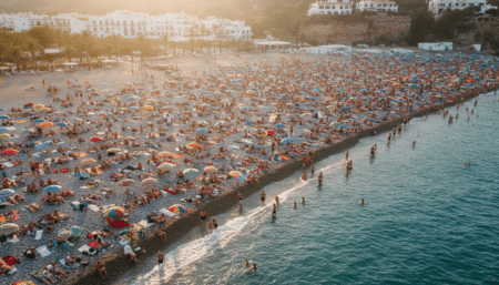 Plage méditerranéenne bondée en été avec parasols